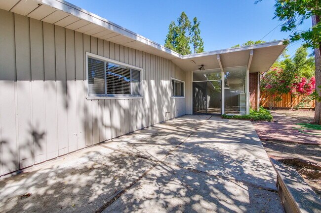 Building Photo - Nice Single Level Eichler Home in the Gree...