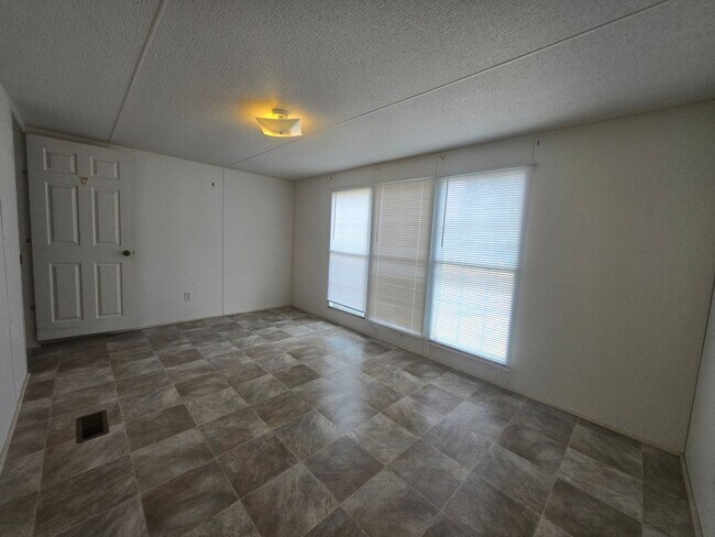 Building Photo - 2/2 Half Acre Mobile Home in Keystone Heights