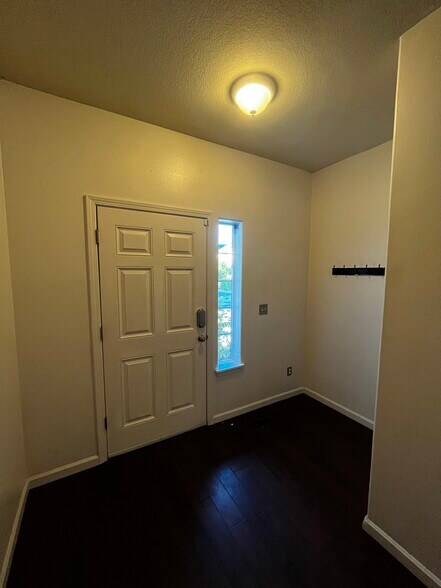 Building Photo - 20166 SW Lucas Oaks Ln