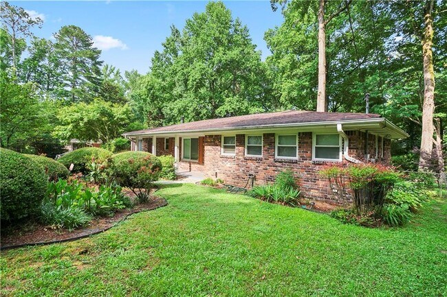 Building Photo - 2558 Woodacres Rd NE