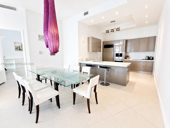 Building Photo - 15901 Collins Ave