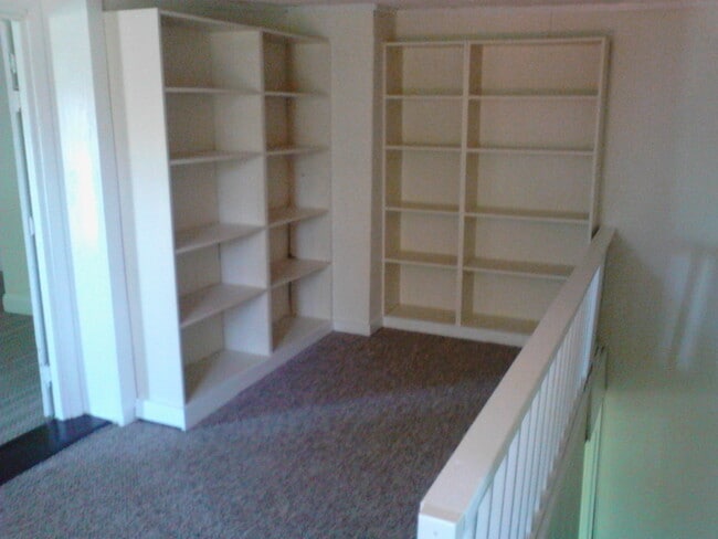 Building Photo - 205 N Cedar St