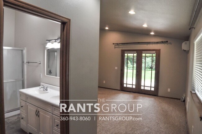 Building Photo - Beautiful Home in Tumwater on 1/2 acre!