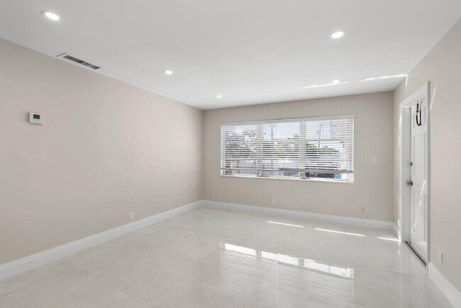 Building Photo - 301 SE 12th Ave