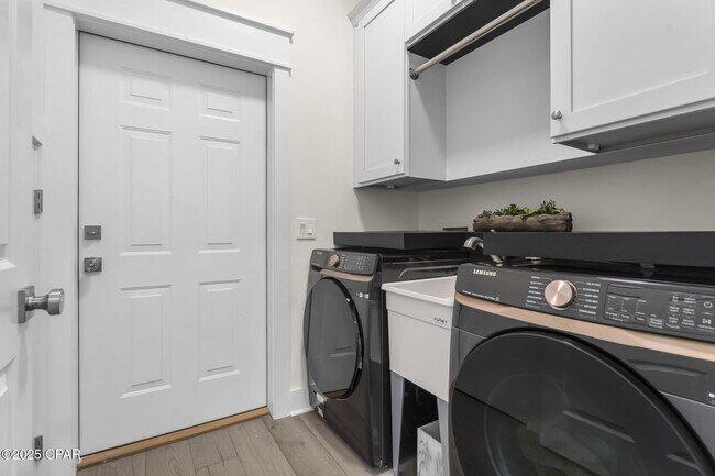 Building Photo - 407 Petrel St