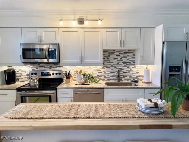 Building Photo - 960 7th St S