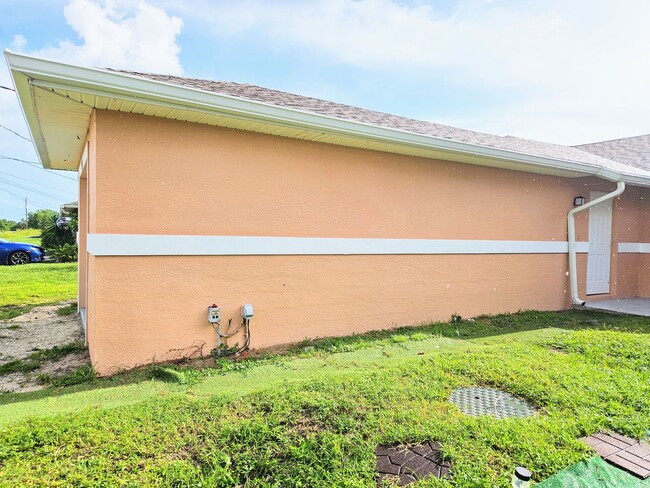 Building Photo - Move-in Ready 3 BR & 2 BA