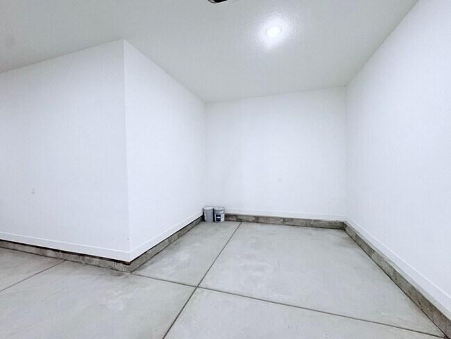 Building Photo - FREE: WiFi, Lawn care and Water softener!!