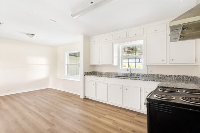 Building Photo - 1830 Reese St