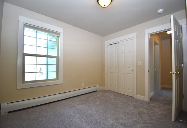 Building Photo - Fantastic end unit condo in Westgate subdi...