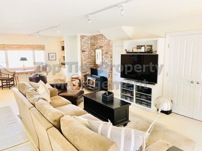 Building Photo - Stunning 4 Bed/3 Bath (plus Office), 3,230 Sqft single-family house at end of cul-de-sac and on l...