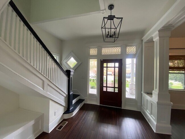 Building Photo - Georgous 5 bedroom 2.5 bath home in Downto...