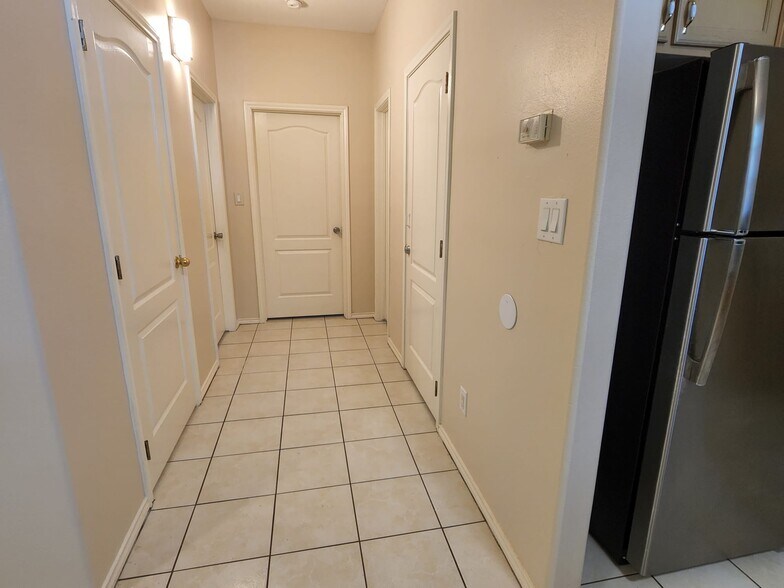 Building Photo - 3810 W Sarah Evans