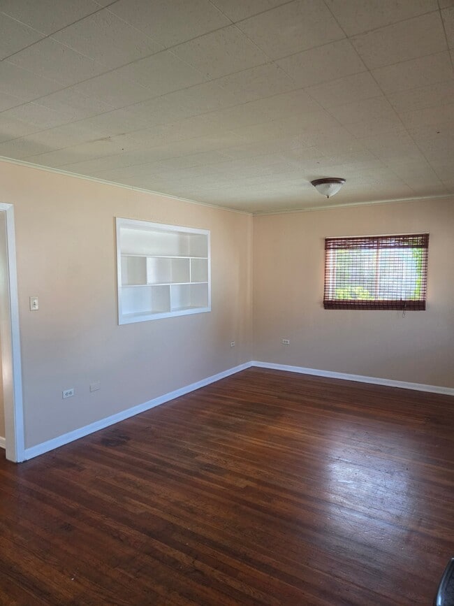 Building Photo - 136 1/2 E Washington St