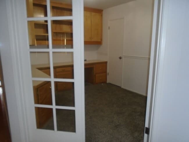 Building Photo - GORGEOUS IN THE OAKS !!!