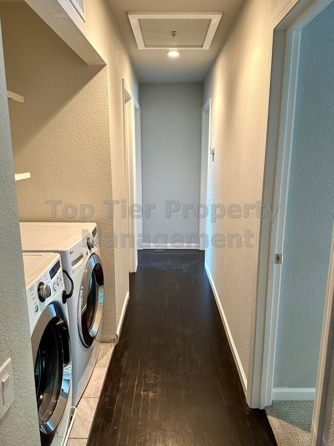 Building Photo - Beautiful and spacious 4 Bed/ 2.5 Bath/ 2,...