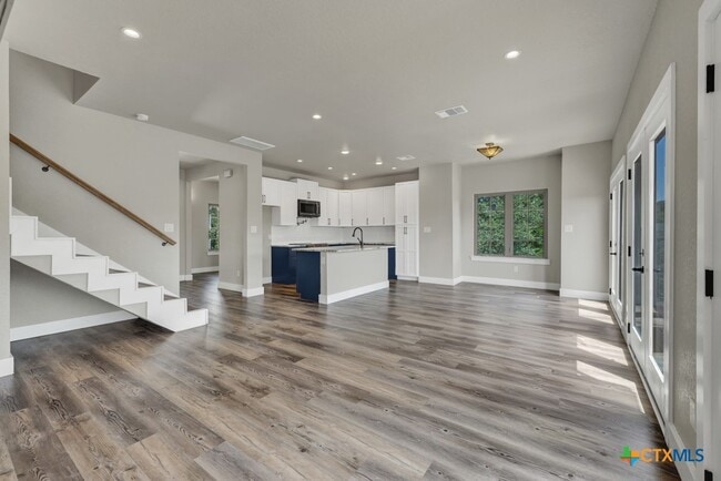 Building Photo - 1216 Canyon Lake Dr