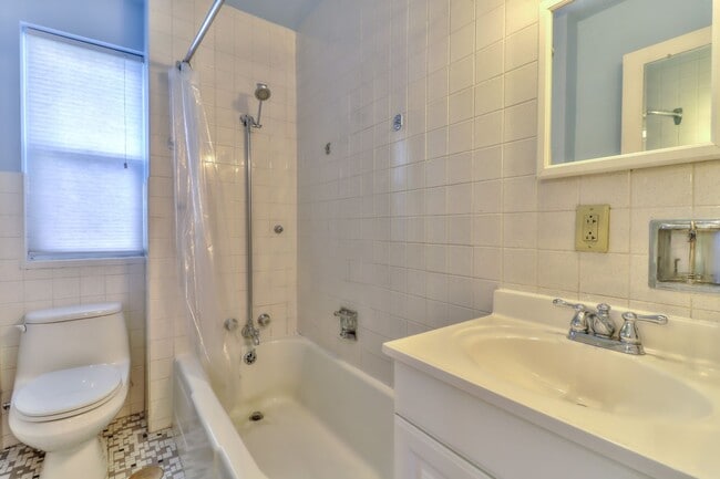 Building Photo - 2 bedroom, 1 bath condo close to Blair Par...