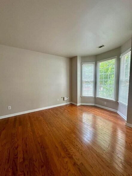 Building Photo - 1023 Tanners Point Dr