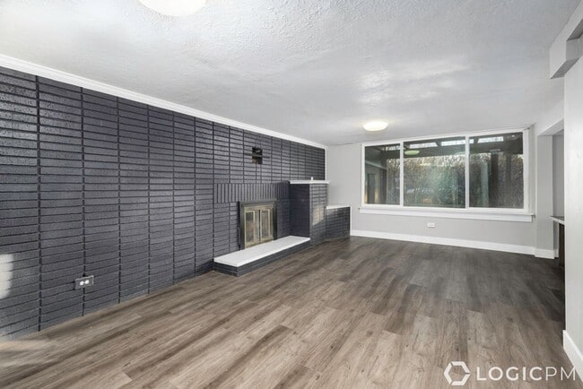 Building Photo - Stunning Single Family Home In Amazing Mou...