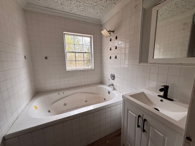 Building Photo - 1561 Pleasant Valley Rd SE