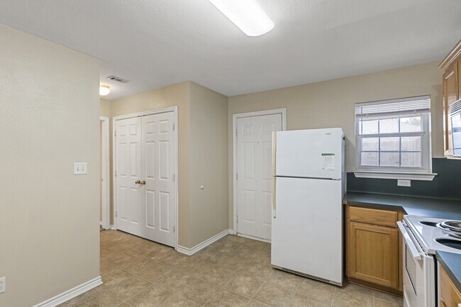 Building Photo - 912 Willow Pond St