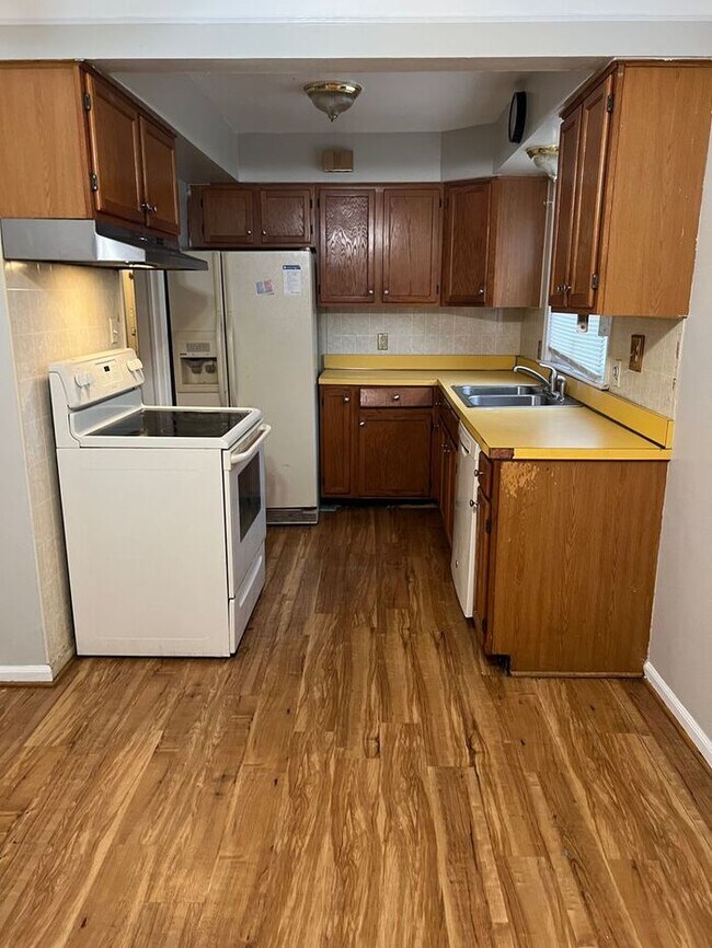 Building Photo - Section 8 Accepted - Beautiful Brick House - Full Finished Basement