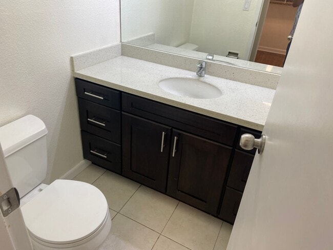 Building Photo - Townhouse Condo 2 BD / 1.5 BA