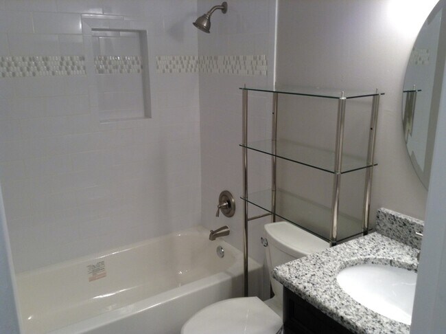 Building Photo - 2 Bedroom/2 Bathroom Triplex with Large Fe...