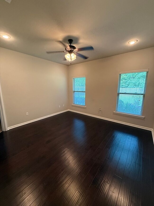 Building Photo - 3 BEDROOM IN FABULOUS NEIGHBORHOOD!