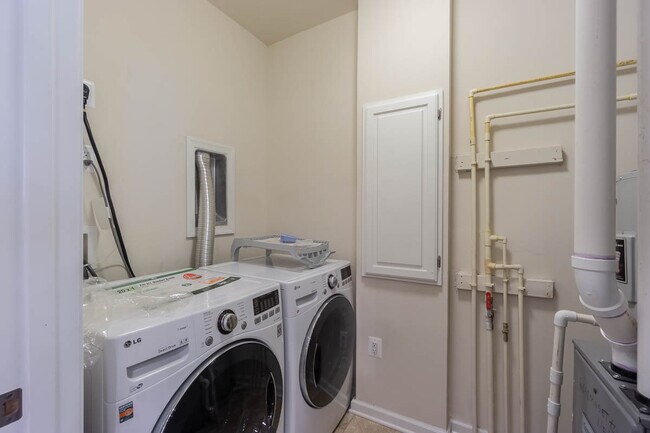 Building Photo - 2504 Hurston Ln NE