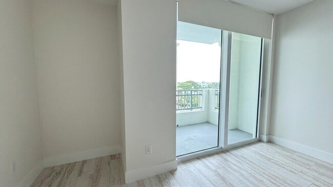 Building Photo - 403 S Sapodilla Ave