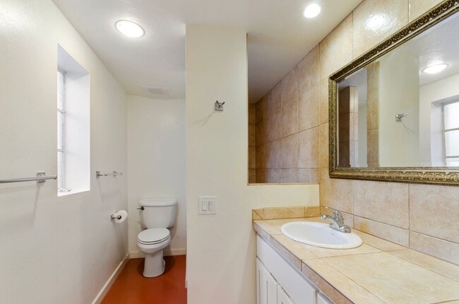 Building Photo - University Bungalow