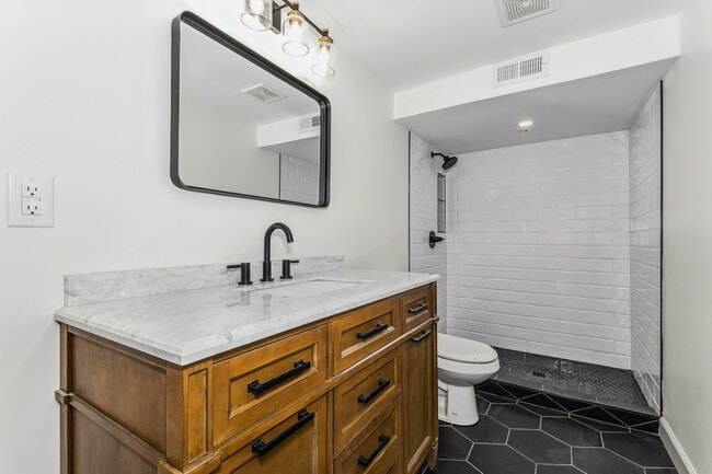 Building Photo - 2243 N Lynnwood Dr