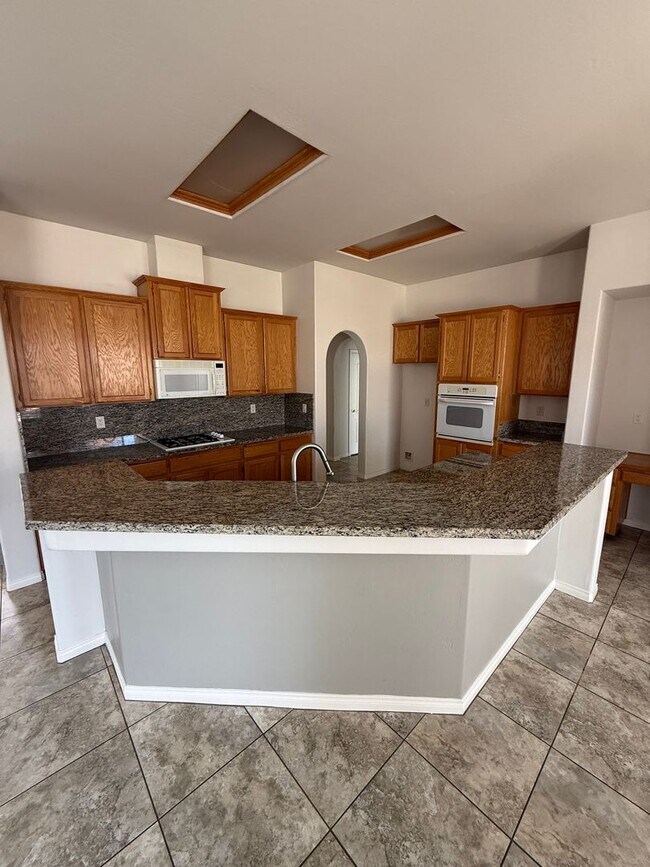 Building Photo - Stylish Southwest Bakersfield Home with Do...