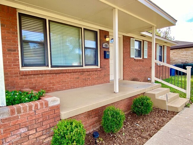 Building Photo - 3 Bed 1 bath with Huge Backyard!!