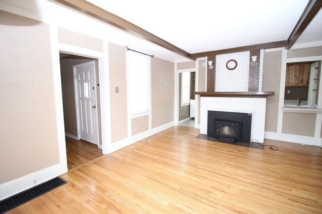 Building Photo - Adorable 3bdrm Downtown Bungalow.   Move in special----half off the first 2 months!!!!