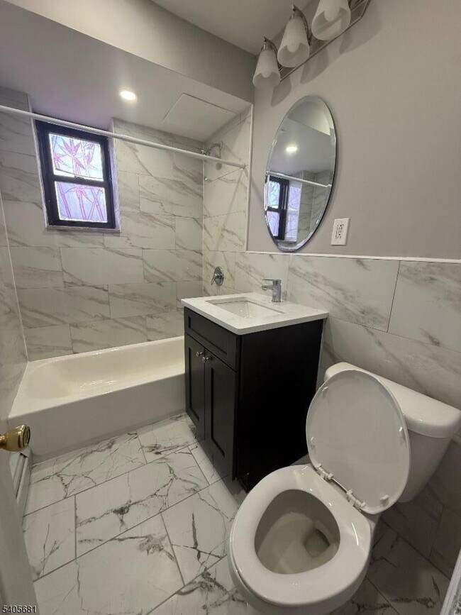 Building Photo - 168 Washington St