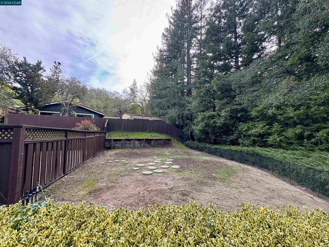 Building Photo - 62 Winding Glen