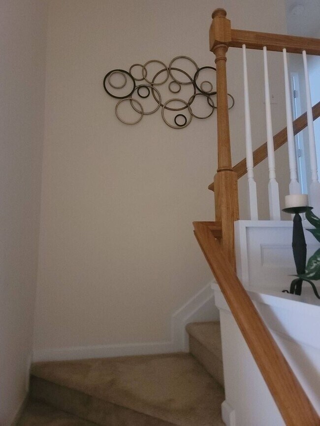 Building Photo - 3 bedroom 2.5 bath townhome in University Area