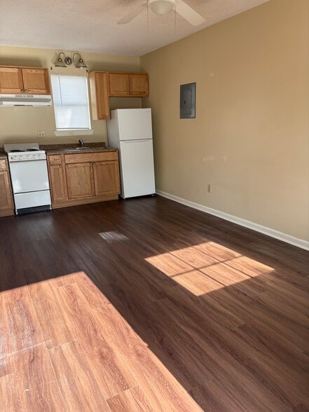 Living room/Kitchen - 103 Brutus Dr