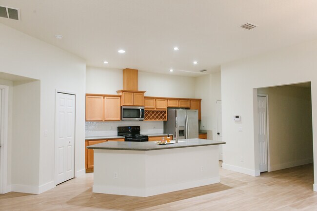 Building Photo - 208 Grande Lake Dr