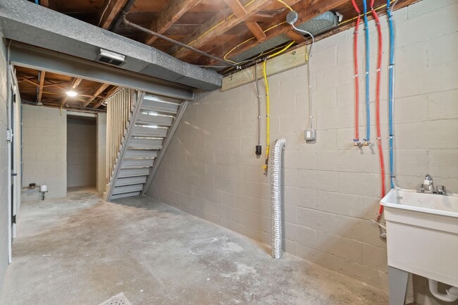 Building Photo - READY FOR MOVE IN! Fully RENOVATED 2-bedroom in Carrick!