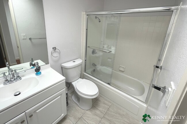 Building Photo - Spacious Six Bedroom, Three Bathroom Home ...