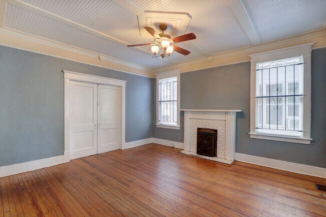 Building Photo - Large Historic Three (of four) Bedroom Apartment
