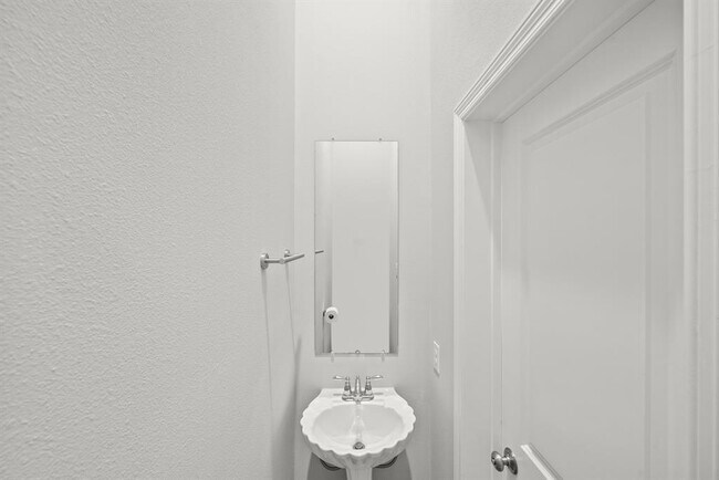 Building Photo - 611 W 24th St