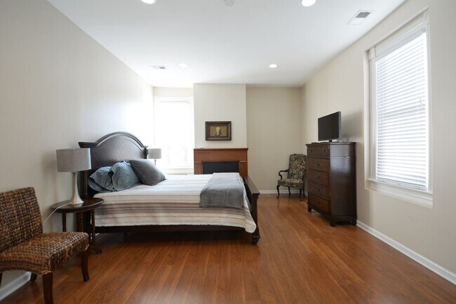 Building Photo - 118 3rd St SE