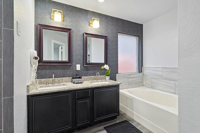 Building Photo - 521 E Robin Ct