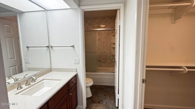 Building Photo - 688 Indian Oak Ln