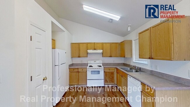 Building Photo - 3 BD/2BA Home with Sunny Floorplan and Eat-in Kitchen